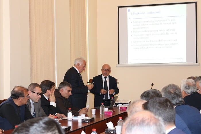 “Kreativ iqtisadiyyat” Diskussiya Klubunda Bank Tədris Mərkəzinin direktoru Cavanşir Abdullayevin təqdimatı 16.10.2015. 6