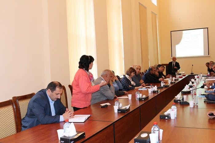“Kreativ iqtisadiyyat” Diskussiya Klubunda Bank Tədris Mərkəzinin direktoru Cavanşir Abdullayevin təqdimatı 16.10.2015. 10