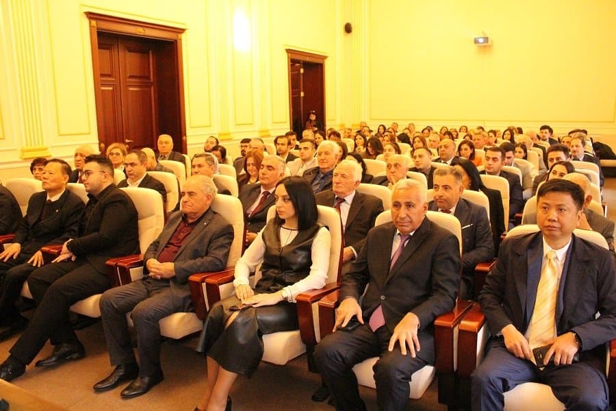 Çinli alimlər İqtisadiyyat İnstitutunda çıxış ediblər 4