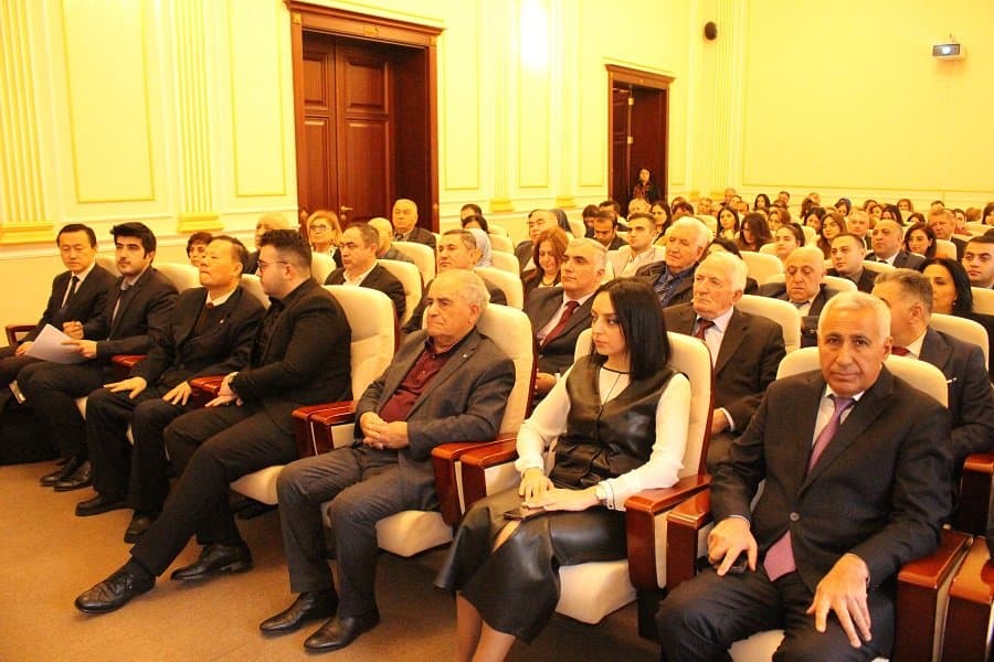 Çinli alimlər İqtisadiyyat İnstitutunda çıxış ediblər 6