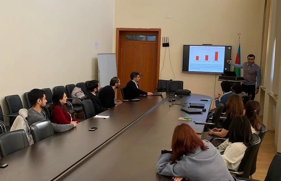 Gənc tədqiqatçılar məzənnə dəyişikliyinin iqtisadiyyata təsirlərini müzakirə ediblər