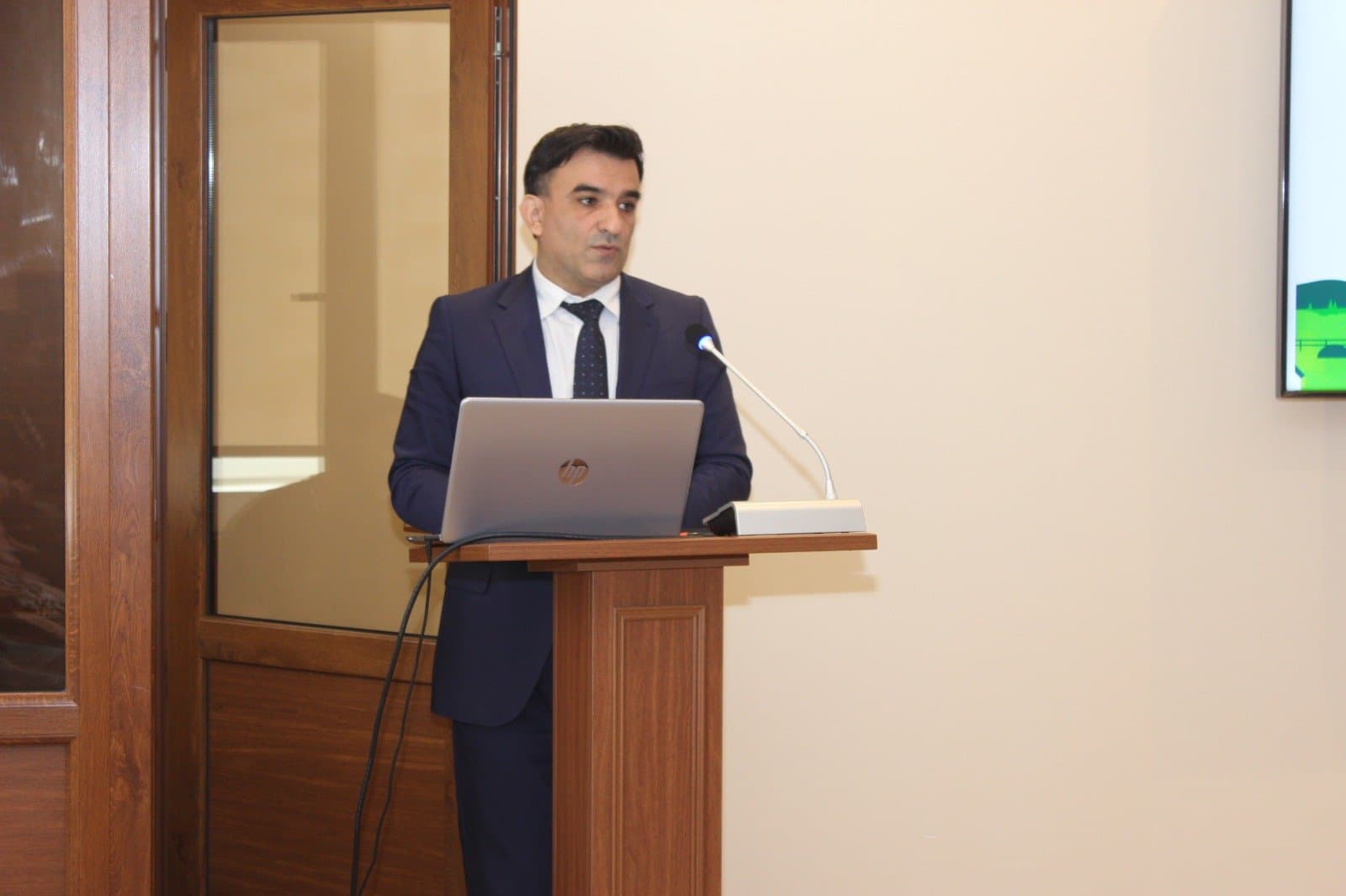 İqtisadiyyat İnstitutunun əməkdaşı "Qlobal şəhərsalma trendləri və regional perspektivlər” mövzusunda dəyirmi masada çıxış edib