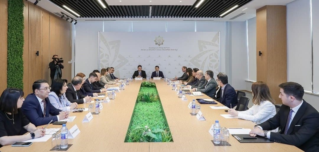 İqtisadiyyat İnstitutunun şöbə müdiri “Əmək bazarı” işçi qrupunun iclasında iştirak edib